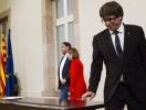 El presidente de la Generalitat, Carles Puigdemont, tras firmar el documento sobre la Independencia después de comparecer ante el pleno del Parlament para trasladar los resultados de la jornada del 1-O. EFE/Quique García