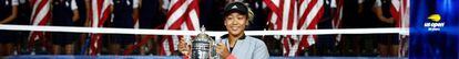 Osaka posa con el trofeo de campeona del US Open de 2018.