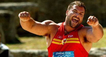 Manuel Martínez celebra su clasificación para disputar la final de peso en Atenas.