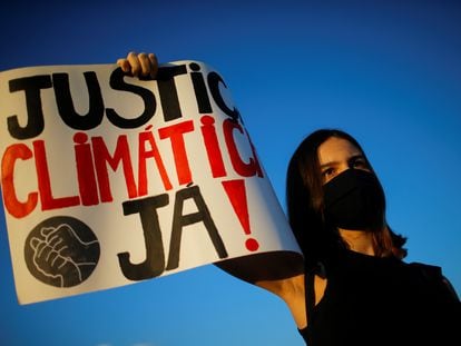 Una manifestante en una protesta contra el cambio climático en Brasilia, Brasil, en septiembre de 2020.