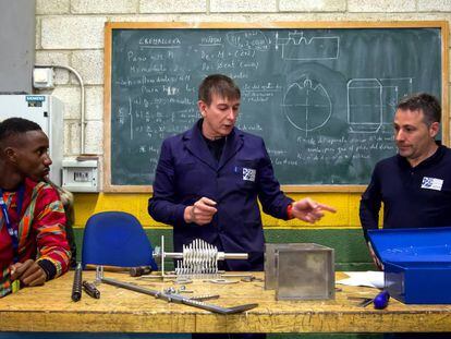 Foto: Dos profesores del Centro de Formación Somorrostro, en Muskiz, explican el funcionamiento de una de los dispositivos que forman la máquina recicladora. Vïdeo: Resumen del primer encuentro entre alumnos del Centro de Formación Somorrostro y estudiantes de Saint Louis (Senegal), de visita educativa en España.