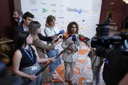 La Ministra de Hacienda, María Jesús Montero, atiende a los medios de comunicación antes de su intervención en el foro.
