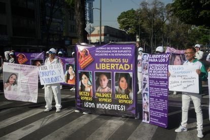 Un grupo de manifestantes bloquea Eje Central en Ciudad de México para exigir la libertad de los siete detenidos, el pasado 25 de enero.