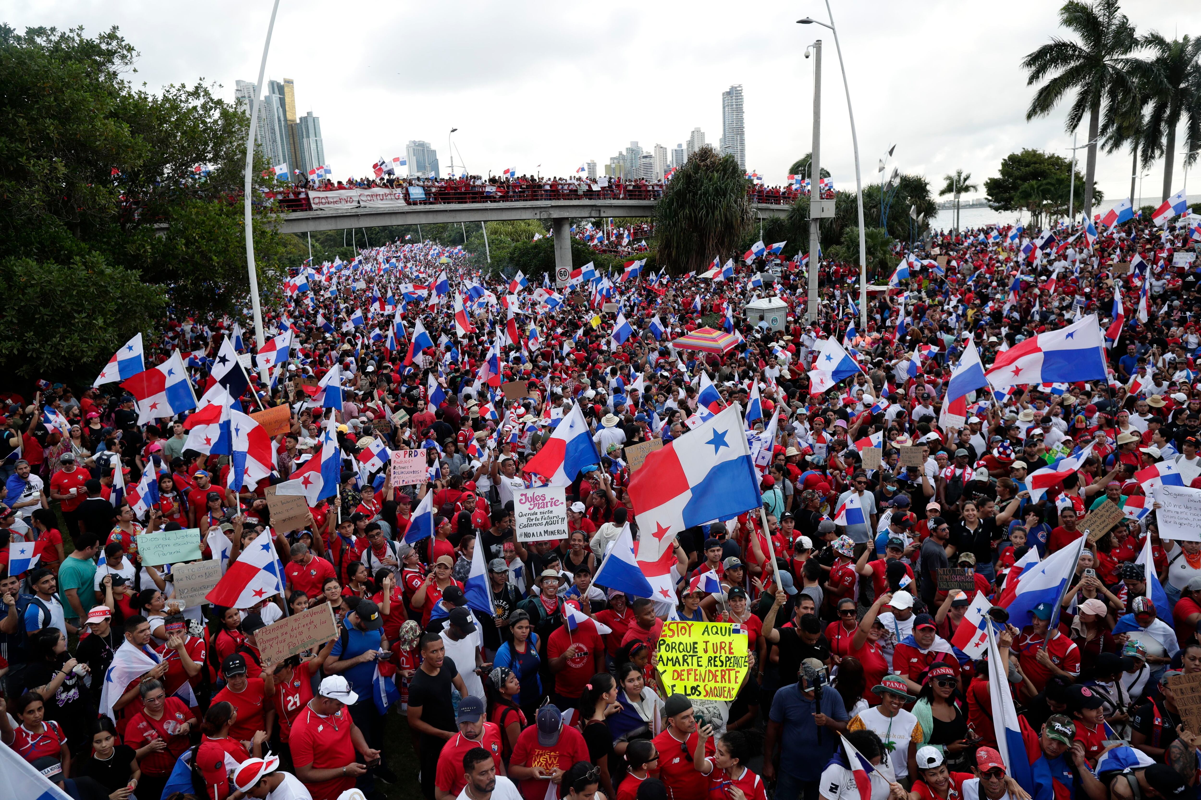 Miles de manifestantes protestan en contra de un convenio minero, en Ciudad de Panamá, en octubre de 2023. 