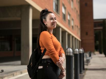 Andrea Fernández, estudiante de tercero de Psicología de la Universidad de Barcelona, en el campus de Mundet.