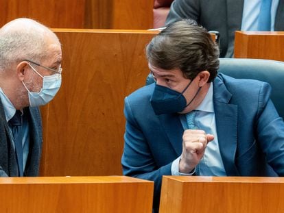 El vicepresidente y líder de Ciudadanos en la Comunidad, Francisco Igea (izquierda), y el presidente de la Junta de Castilla y León, Alfonso Fernández Mañueco, mantienen una conversación en la asamblea autónoma, en Valladolid, Castilla y León, el 11 de marzo de 2021.