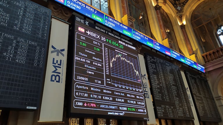 Varias pantallas muestran la evolución del Ibex 35 en Madrid, este miércoles.