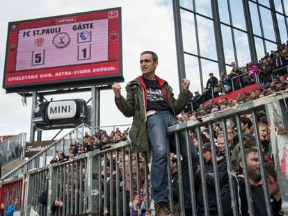 El partido más importante del St. Pauli se juega en la sociedad. Dieron un paso adelante ante la crisis de los refugiados y se declaran antifascistas hasta en español. En la imagen, un aficionado anima al St. Pauli en un encuentro contra el Gäste.