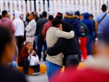 Dos familiares de reos del Cereso número 3 de Ciudad Juárez, se abrazan tras el motín del 1 de enero de 2022.
