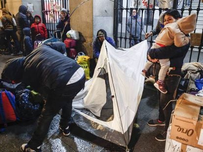 Familias con niños demandantes de asilo el pasado 26 de noviembre frente al Samur Social, en Madrid.