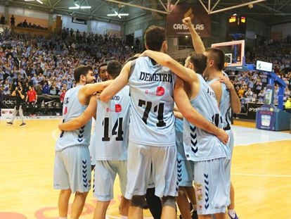 Los jugadores del Breogán celebran un triunfo ante su público.