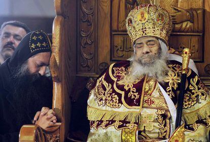 Un fiel reza junto al cuerpo sin vida del Papa copto Shenuda III.