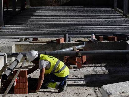 Un obrero de la construcción trabaja en una edificación en Valladolid este jueves
