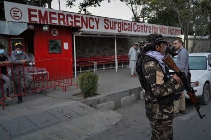 Acceso al hospital de emergencias de Kabul al que han sido trasladadas varias de las víctimas del atentado, este domingo.