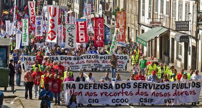 Cabecera de la manifestaci&oacute;n, convocada por varios sindicatos y respaldada por los partidos de oposici&oacute;n, para reclamar la defensa de los servicios p&uacute;blicos, el mes de septiembre pasado en Santiago.