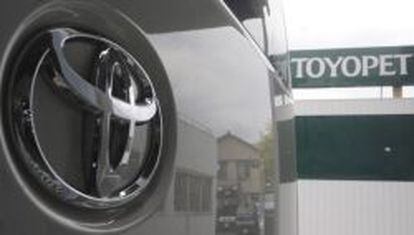 Logo de un veh&iacute;culo de Toyota a las puertas de una sede de &quot;Toyopet&quot; en Tokio (Jap&oacute;n). 