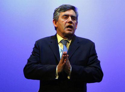 Gordon Brown pide disculpas en un discurso en una escuela de enfermería.