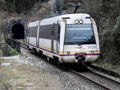 Un tren de Feve sale de uno de los túneles de la estación de San Esteban de Nora, el 21 de febrero de 2023.