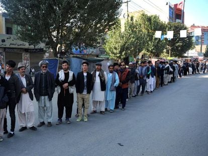 Decenas de ciudadanos esperan a poder votar, ayer en Kabul (Afganistán).