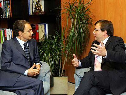 Rodríguez Zapatero conversa con el candidato socialista a la Junta de Extremadura, Guillermo Fernández Vara.