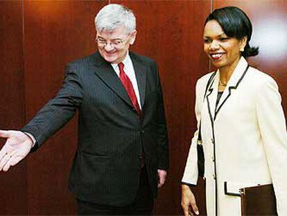 Condoleezza Rice, en Berlín junto al ministro de Exteriores alemán, Joschka Fischer.