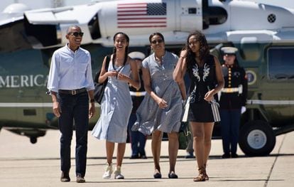 Barack y Michelle Obama con sus hijas Malia (primera por la izquierda) y Sasha (a la derecha de la imagen) en junio de 2016.
