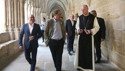 Quim Torra (en el centre) amb Octavi Vila, abat de Poblet, durant la seva visita d'ahir al monestir tarragoní.