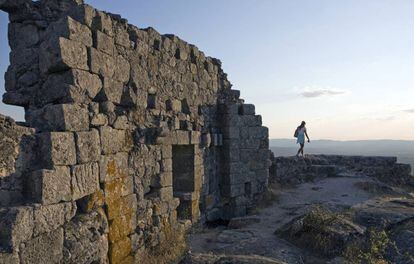 Las ruinas del castillo de Trevejo, en la sierra de Gata (Extremadura).