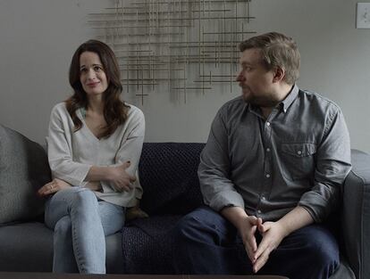 Los actores Elizabeth Reaser y Michael Chernus en un fotograma de 'Easy', la serie de Netlifx que aborda la historia de diferentes relaciones sentimentales y sexuales.