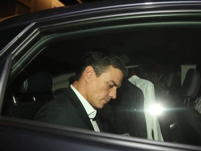 Pedro Sánchez, este miércoles, a la salida de la sede del PSOE, ya de noche.