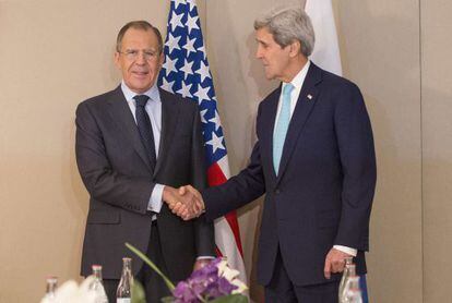 El secretario de Estado de EE UU, John Kerry (derecha), y su homólogo ruso, Serguéi Lavrov, este lunes en Ginebra.