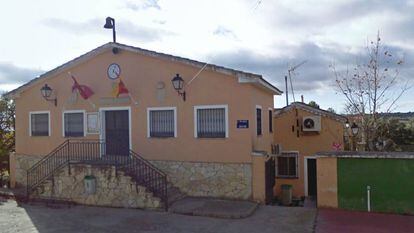 Fachada del ayuntamiento de Esplegares con la entrada al único bar del pueblo al fondo.