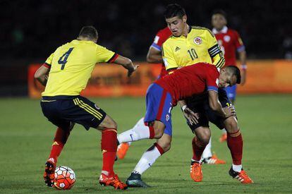 El jugador de Chile Alexis Sánchez se disputa el balón con Santiago Arias y James Rodríguez de Colombia