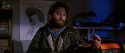 Kurt Russell esperando a que el azar juegue un papel clave en su vida. ¿La película? 'La cosa' (1982).