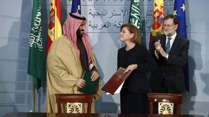 Mariano Rajoy y María Dolores de Cospedal reciben al príncipe heredero de Arabia Saudí para firmar la compra de cuatro fragatas por valor de más de 2000 millones de euros.