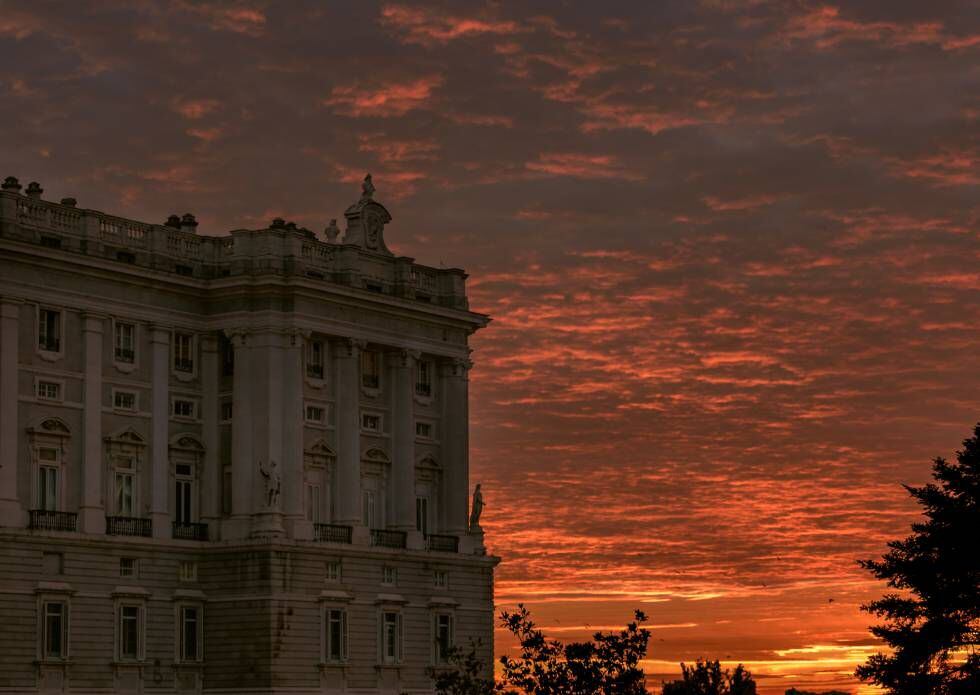El Palacio Real de Madrid bañado por la luz anaranjada de la tarde.