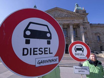 Varios activistas frente al tribunal que ha permitido prohibir el di&eacute;sel en ciudades de Alemania.