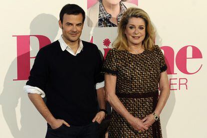 Catherine Deneuve y François Ozon en la presentación de la película 'Potiche' en Madrid.