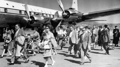 Pasajeros junto a un avión de Alitalia, en el aeropuerto de Ciampino, alrededor de 1964.