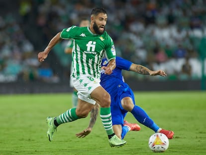 Fekir conduce el balón ante la oposición de un rival del Getafe.