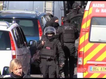 Fuerzas de seguridad francesas acordonan el barrio de La Castellane, en Marsella, este lunes.