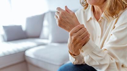 En la osteoartritis el cartílago de la articulación afectada se rompe y provoca dolor, rigidez e hinchazón a nivel articular.