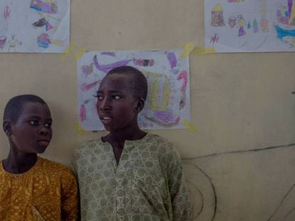 Dos niños desplazados en el espacio recreativo del asentamiento informal de Kitchendi, Níger, donde reciben tratamiento psicológico.