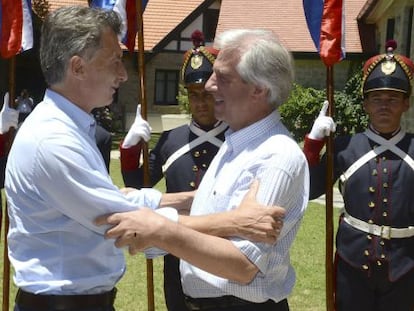 Mauricio Macri abraza a Tabare Vazquez, a su llegada a Uruguay. 