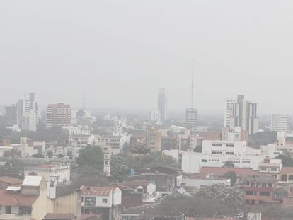 Una nube de humo procedente de varios incendios se observa en Santa Cruz, Bolivia.