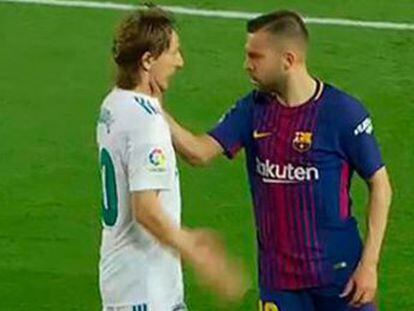 Fue a partir de la barriobajera acción de Jordi Alba cuando el clásico se empocilgó sin remedio