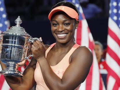 Stephens posa con el trofeo de campeona en Nueva York.