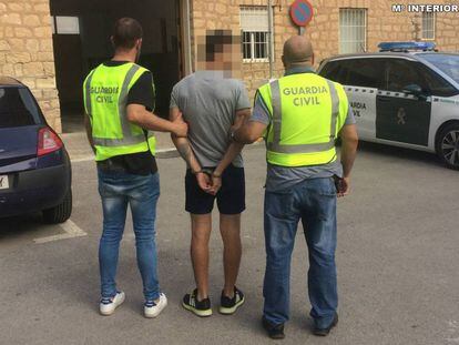 El detenido es conducido esposado al cuartel de la Guardia Civil de Novelda (Alicante).