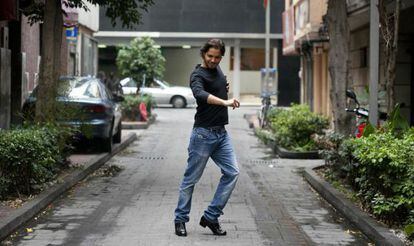 Mariano Lozano, bailaor, en una calle de la Zona Rosa del DF.