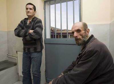 Josu (de pie) y Alfredo posan en una sala de espera de la cárcel de Nanclares.